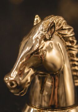 खरीदें Luxury Horsehead Zamak Perfume Cap with Polished Metal Finish and Customized Design ऑनलाइन निर्माण